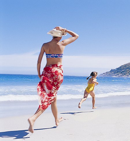 Frau und Kind am Strand